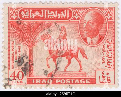 IRAK - 1949 novembre 1 : timbre-poste rouge-orange à 40 fils représentant un portrait du roi Fayçal Ier et une statue équestre, 75e anniversaire de l'Union postale universelle (U.P.U.). Faisal i bin al-Hussein bin Ali al-Hashemi a été roi d'Irak du 23 août 1921 jusqu'à sa mort en 1933. Membre de la famille hachémite, il a été l'un des chefs de la Grande révolte arabe pendant la première Guerre mondiale, et a régné en tant que roi non reconnu du Royaume arabe de Syrie de mars à juillet 1920 quand il a été expulsé par les Français Banque D'Images