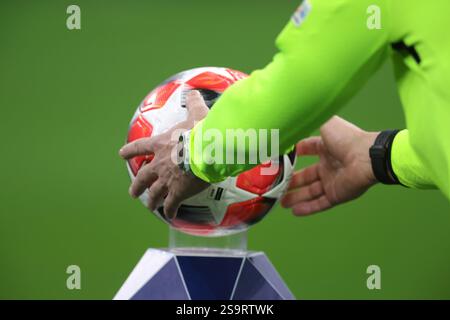 Milan, Italie. 22 janvier 2025. L'arbitre allemand Tobias Stieler récupère le match officiel de l'Adidas UEFA Champions League sur son piédestal avant le coup d'envoi du match de l'UEFA Champions League à Giuseppe Meazza, Milan. Le crédit photo devrait se lire : Jonathan Moscrop/Sportimage crédit : Sportimage Ltd/Alamy Live News Banque D'Images
