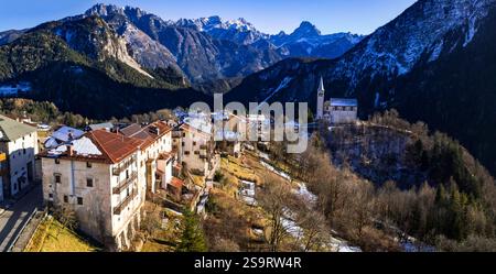 Italie, Dolomites Alpes montagnes lieux pittoresques. Beau village Valle di Cadore, drone aérien vue panoramique. Province de Belluno, région de Vénétie Banque D'Images