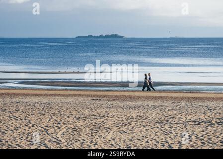 Saint-Pétersbourg, Russie, 11 juin 2020, les gens marchent le long de la côte de la mer Baltique Banque D'Images