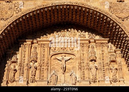 Sculptures en pierre détaillées de la façade de l'église San Esteban à Salamanque, Castilla y Leon, Espagne. Banque D'Images