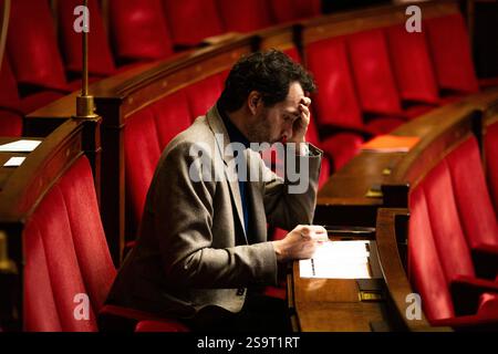 Paris, France. 22 janvier 2025. Bastien Lachaud, député du groupe la France insoumise - Nouveau Front populaire vu lors de la séance de questions au gouvernement à l'Assemblée nationale. Une séance hebdomadaire d'interrogation du gouvernement français a lieu à l'hémicycle de l'Assemblée nationale. Crédit : SOPA images Limited/Alamy Live News Banque D'Images