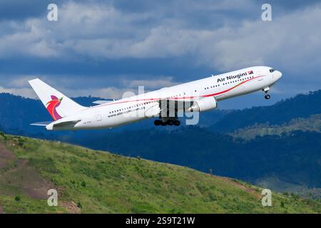 Air Niugni Boeing 767-300 décollage. Avion 767 de la compagnie aérienne Air Niugini. Avion B767. Transporteur aérien de Papouasie-Nouvelle-Guinée. Banque D'Images