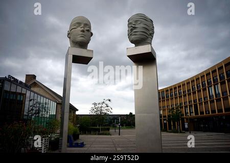 Die Skulptur 'Kopfbewegung' von Josefine Guenschel und Margund Smolka, Berlin-Adlershof (nur fuer redaktionelle Verwendung. Keine Werbung. Referenzdat Banque D'Images