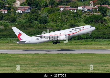 Décollage d'un Boeing 767-300 Air Niugni. Avion 767 de la compagnie aérienne Air Niugini. Avion B767. Banque D'Images