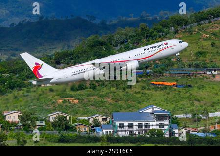 Décollage d'un Boeing 767-300 Air Niugni. Avion 767 de la compagnie aérienne Air Niugini. Avion B767. Banque D'Images
