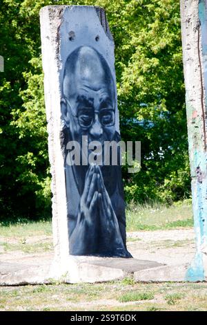 ein Mauerstueck mit dem Portrait des Dalai Lama (nur fuer redaktionelle Verwendung. Keine Werbung. Referenzdatenbank : http://www.360-berlin.de. © Jens Banque D'Images