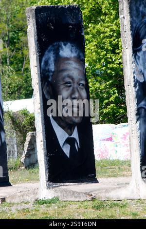 ein Mauerstueck mit dem Portrait von Nelson Mandela (nur fuer redaktionelle Verwendung. Keine Werbung. Referenzdatenbank : http://www.360-berlin.de. © Banque D'Images