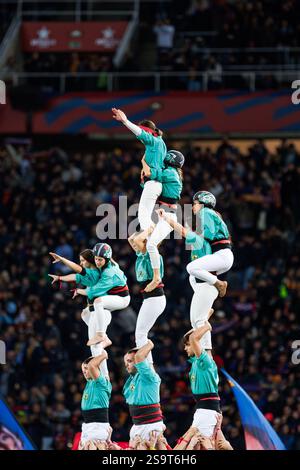 Barcelone, Espagne. 26 janvier 2025. Castellers en action avant le FC Barcelone et Valencia CF aux Estadi Olimpic Lluis Companys. Crédit : Christian Bertrand/Alamy Live News Banque D'Images