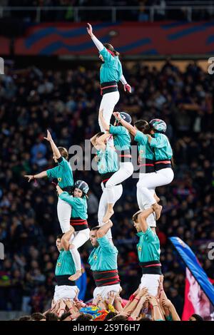 Barcelone, Espagne. 26 janvier 2025. Castellers en action avant le FC Barcelone et Valencia CF aux Estadi Olimpic Lluis Companys. Crédit : Christian Bertrand/Alamy Live News Banque D'Images