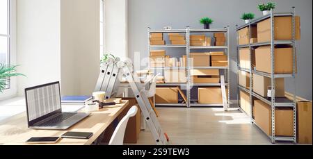 Lieu de travail vide avec bureau et ordinateur portable dans l'entrepôt avec des étagères remplies de boîtes en carton Banque D'Images