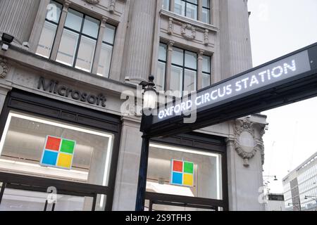 Londres, Royaume-Uni. 27 janvier 2025. Une vue d'ensemble du Flagship UK Experience Centre de Microsoft à Oxford Circus, dont la société a annoncé qu'elle fermerait ses portes le mois prochain, six ans après son ouverture en juillet 2019, afin que la société puisse se concentrer davantage sur la croissance numérique. Crédit : Justin Ng/Alamy Live News Banque D'Images