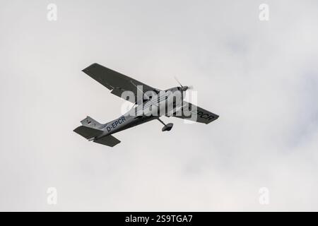 FINOWFURT, ALLEMAGNE - 11 MAI 2024 : un avion utilitaire civil Cessna 172S Skyhawk SP en vol. Banque D'Images