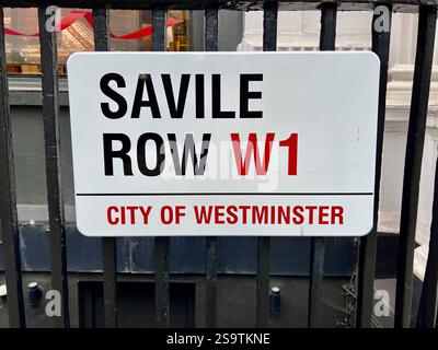Panneau de rue Savile Row W1 dans la ville de Westminster, Londres. Gros plan du signe blanc avec des lettres noires et rouges. Pas de personnes, copiez l'espace. Banque D'Images