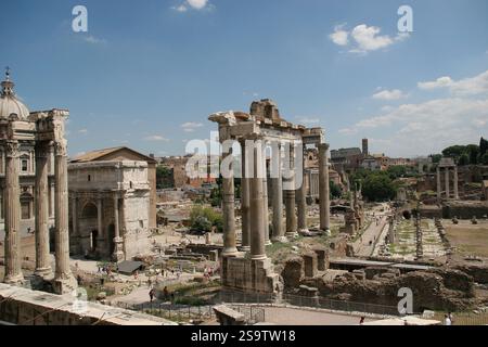 Le Forum romain : vue orientée nord-est depuis le Portico Dii Consentes. Banque D'Images
