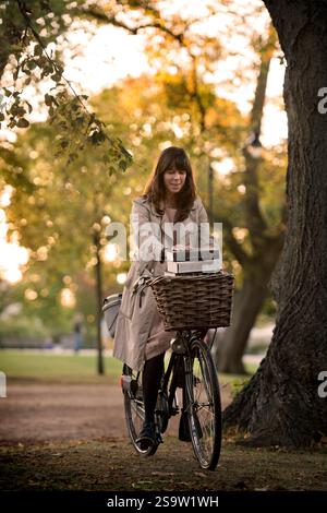 Dame sur un vélo vintage à un festival du livre, Royaume-Uni. Banque D'Images