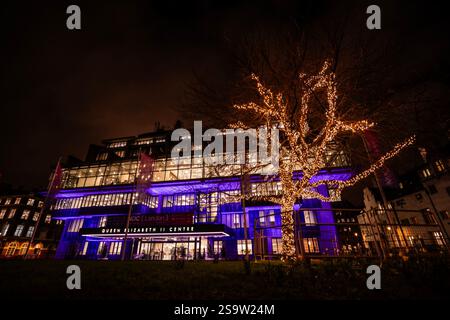 Londres, Angleterre, Royaume-Uni, 27 janvier 2025. Des bâtiments et monuments emblématiques à travers le Royaume-Uni ont été illuminés en violet aujourd'hui en commémoration de la libération d'Auschwitz-Birkenau le 27 janvier 1945. « Light the Darkness » est une campagne nationale organisée à l’occasion de la Journée commémorative de l’Holocauste en souvenir du génocide juif perpétré par les nazis. La lumière violette est devenue un symbole de sanctuaire pour ceux qui vivent la persécution. Crédit : Lab Ky Mo/ ALAMY LIVE NEWS Banque D'Images