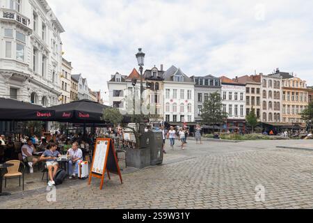 Les gens apprécient la terrasse sur la Grote Markt dans le centre d'Anvers en Belgique. Banque D'Images