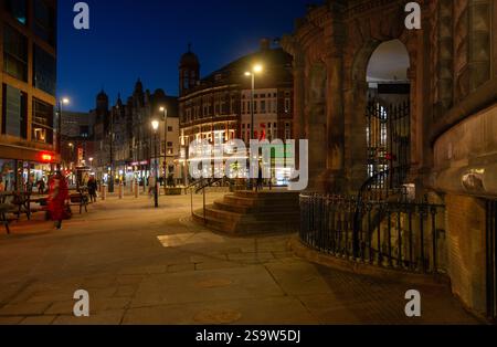 Leeds la nuit en regardant à côté du Corn Exchange le long de Cloth Hall vers Duncan Street Banque D'Images