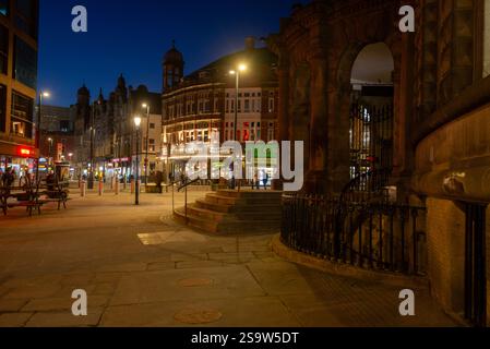 Leeds la nuit en regardant à côté du Corn Exchange le long de Cloth Hall vers Duncan Street Banque D'Images