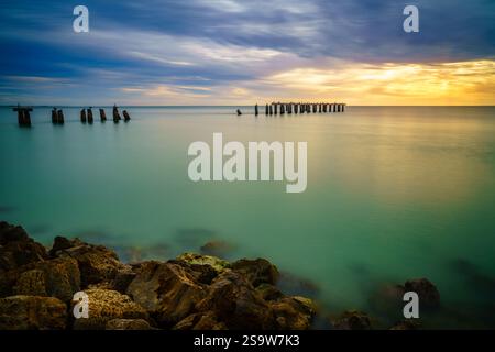 Coucher de soleil panoramique sur les vestiges d'une jetée à Boca Grande, Floride. Image longue exposition Banque D'Images