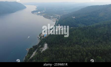Lac Baïkal dans la soirée. Vue aérienne montrant le rivage de bateau à moteur voguant près d'artybash, paysage de montagne entourant le lac turquoise teletskoye Banque D'Images