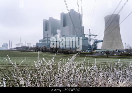 RWE lignite Power Plant Neurath, près de Grevenbroich, centrales électriques F et G, à gauche les anciennes unités A-E, ligne électrique à haute tension de 380 KV dans le Banque D'Images