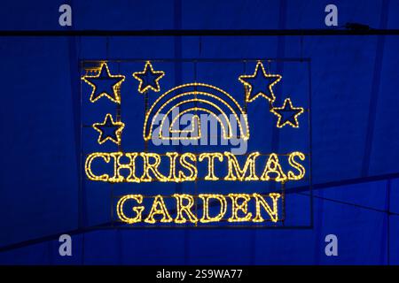 Mainau, Allemagne - 30 décembre 2024 : jardin de Noël à Mainau est un événement saisonnier qui se tient sur l'île aux fleurs de Mainau, située sur le lac de Constance Banque D'Images