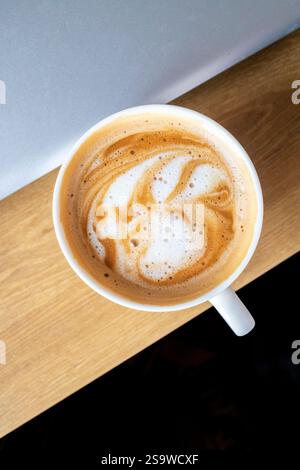 Vue aérienne du cappuccino sur le bord de la table. Banque D'Images
