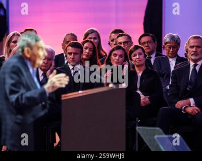 Oswiecim, Pologne, 27 janvier 2025. Le président français Emmanuel Macron et le roi Felipe VI d'Espagne et la reine Letizia d'Espagne écoutent Marian Turski, historienne polonaise, journaliste, survivante de l'Holocauste, s'exprimer devant un vagon symbolique de transport nazi à Auschwitz - Musée de Birkenau, ancien camp de concentration et d'extermination allemand nazi d'Auschwitz pendant le 80e anniversaire de la libération du camp - Oswiecim, Pologne, le 27 janvier 2025. Crédit : Dominika Zarzycka/Alamy Live News Banque D'Images