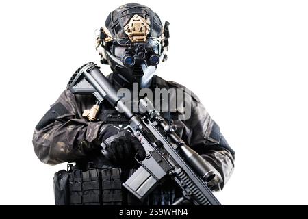 Professionnel tactique vêtu d'une tenue de combat moderne, équipé de lunettes de vision nocturne avancées et d'un fusil. La configuration transmet la force, la disponibilité, Banque D'Images