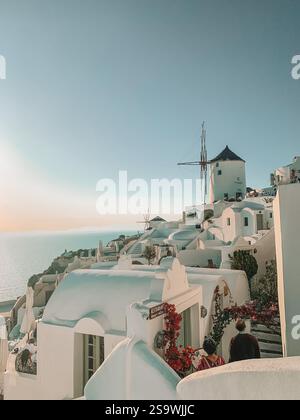 Photographie à couper le souffle d'un coucher de soleil sur Santorin, Grèce, capturant les teintes chaudes et dorées du ciel au coucher du soleil Banque D'Images