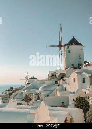 Photographie à couper le souffle d'un coucher de soleil sur Santorin, Grèce, capturant les teintes chaudes et dorées du ciel au coucher du soleil Banque D'Images