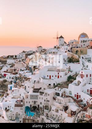 Photographie à couper le souffle d'un coucher de soleil sur Santorin, Grèce, capturant les teintes chaudes et dorées du ciel au coucher du soleil Banque D'Images