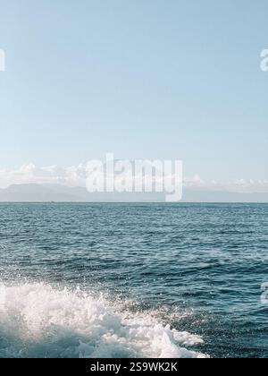 Superbe photographie du Mont Agung, le volcan actif emblématique de Bali, prise depuis la mer. Banque D'Images