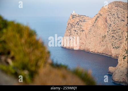 Phare sur une falaise avec voiliers dans la mer, Formentor Espagne Banque D'Images