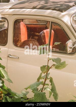 Gros plan d'une voiture vintage, mettant en valeur son design classique et son attrait intemporel. Banque D'Images