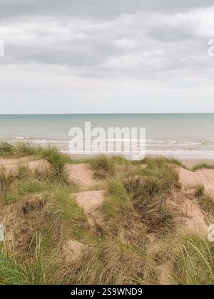Superbe photographie des vastes dunes de sable de Camber Sands à Rye, en Angleterre, capturée par une journée ensoleillée. Banque D'Images