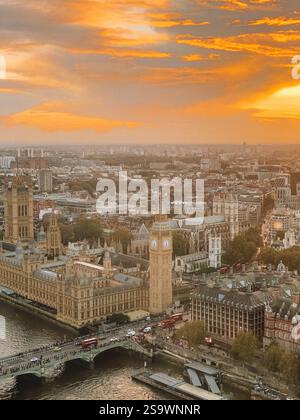 Photo aérienne captivante des emblématiques maisons du Parlement et Big Ben au coucher du soleil, mettant en valeur la splendeur architecturale de Londres vue d'en haut Banque D'Images