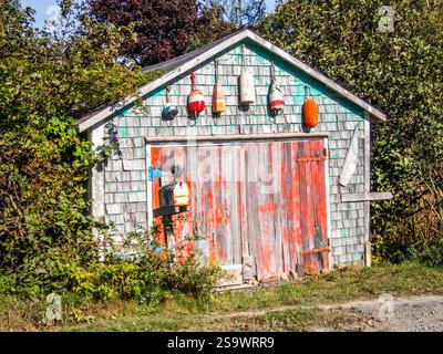 Bouées de pêche sur un petit bâtiment de type garage en Nouvelle-Écosse Canada Banque D'Images