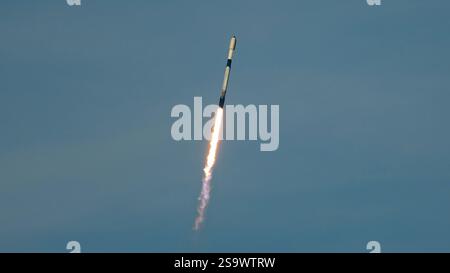 Cap Canaveral, Floride, États-Unis. 27 janvier 2025. Une fusée SpaceX Falcon 9 transportant 21 satellites Starlink, dont 13 dotés de capacités Direct to Cell, décolle du Space Launch Complex-40 à la Station spatiale de Cape Canaveral, en Floride, à 17 h 05 HNE le 27 janvier 2025. Crédit : ZUMA Press, Inc/Alamy Live News Banque D'Images