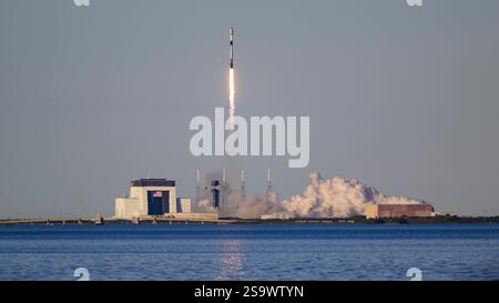 Cap Canaveral, Floride, États-Unis. 27 janvier 2025. Une fusée SpaceX Falcon 9 transportant 21 satellites Starlink, dont 13 dotés de capacités Direct to Cell, décolle du Space Launch Complex-40 à la Station spatiale de Cape Canaveral, en Floride, à 17 h 05 HNE le 27 janvier 2025. Crédit : ZUMA Press, Inc/Alamy Live News Banque D'Images