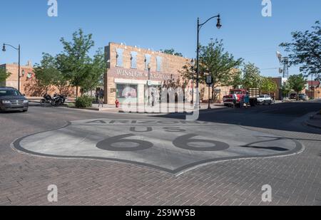 Winslow, AZ USA - 4 juin 2018 : énorme panneau routier Arizona US 66 sur la route à Winslow, Arizona Street corner. Banque D'Images