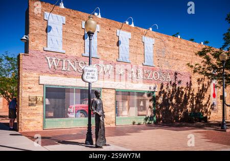 Winslow, AZ USA - 4 juin 2018 : debout sur le Corner Park est un parc public commémorant la chanson Take It Easy écrite par Jackson Browne. Banque D'Images