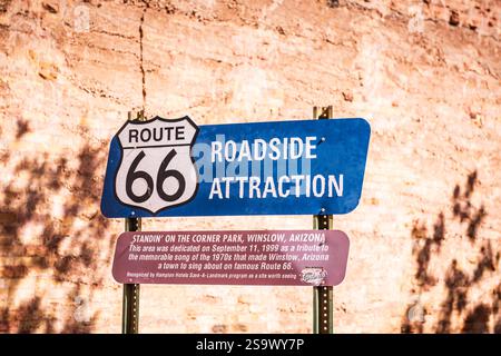 Winslow, AZ États-Unis - 4 juin 2018 : route 66 Roadsie attraction Sign décrit l'inspiration pour Standing on the Corner Park hommage à Jackson Browne Sone, Banque D'Images