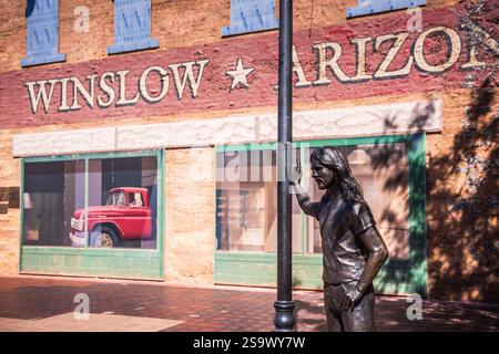 Winslow, AZ USA - 4 juin 2018 : debout sur le Corner Park est un parc public commémorant la chanson Take It Easy écrite par Jackson Browne. Banque D'Images