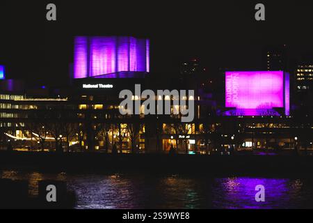 Londres, Royaume-Uni. 27 janvier 2025. Le Théâtre national a été illuminé en violet pour marquer le jour commémoratif de l'Holocauste, en soutien à la campagne nationale Light the Darkness. Aujourd’hui, le 27 janvier, nous commémorons le 80e anniversaire de la libération d’Auschwitz-Birkenau, le plus grand camp de concentration et d’extermination nazi allemand. Crédit : Waldemar Sikora / Alamy Live News Banque D'Images