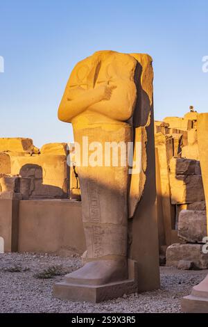 Karnak, Louxor, Égypte. Statue sans tête au complexe du temple de Karnak. Banque D'Images