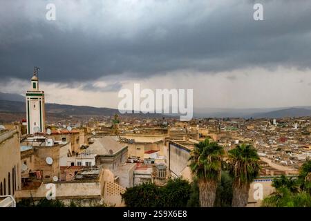 Fès, Maroc. Vue depuis le toit donnant sur la médina de Fès Banque D'Images