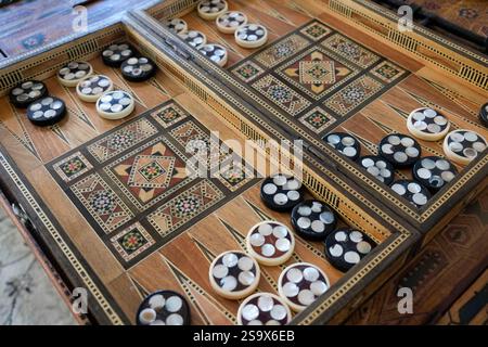 Fès, Maroc. Jeu de backgammon sculpté à la main avec incrustation. Banque D'Images